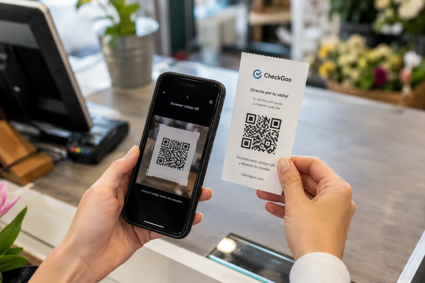 Cliente escaneando un código QR para dejar una opinión verificada en CheckGoo